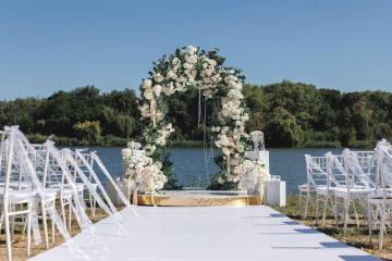 SONDAJ: Cunoaşteţi cupluri care şi-au amânat nunta din lipsă de bani?