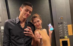 Ipostaza în care a fost surprinsă iubita lui David Popovici în timp ce campionul olimpic făcea show la Mondiale