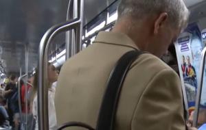 Ce &icirc;i aduce bucurie milionarului rom&acirc;n care are avion privat, dar merge cu metroul şi autobuzul