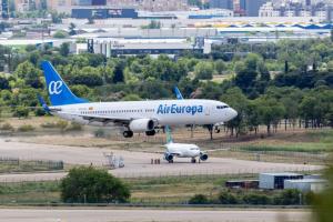 &bdquo;Ghinion!&rdquo; Motivul incredibil pentru care un bărbat a refuzat să coboare din avion, după o escală neașteptată
