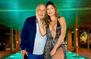 Superba femeie se iubeşte cu un milionar cu 53 de ani mai &icirc;n v&acirc;rstă ca ea: “Nu-mi pasă, sunt foarte fericită”