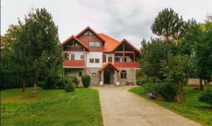 Rom&acirc;nul celebru și-a scos conacul la v&acirc;nzare! C&acirc;t cere pentru vila din Sinaia cu 6 camere și 7 băi