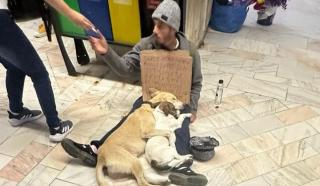 Cerşetor &icirc;nsoţit de c&acirc;ini, acuzat că sedează animalele pentru a primi bani. Bucureştenii pregătesc un protest