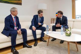 Nicuşor Dan, &icirc;nt&acirc;lnire cu Emmanuel Macron, alături de Dacian Cioloş. Principalele subiecte ale discuţiei