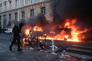Proteste violente &icirc;n Franţa: 500.000 de oameni &icirc;n stradă şi clădiri incendiate. 1200 de persoane, reţinute
