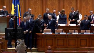 Guvernul Niculescu a ajuns la vot &icirc;n Parlament. Grindeanu i-a &icirc;nchis microfonul lui Bolojan. A &icirc;nceput votul