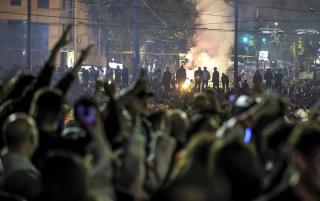 S&acirc;rbii au sărbătorit pe străzile din Belgrad rezultatul alegerilor. Vucic, &icirc;nvins după 14 ani