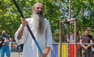 Stegarul Dac, arestat pentru 30 de zile. Ar fi lovit un jandarm la Arestul Central, unde este Călin Georgescu