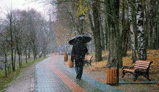 Vremea se răcește &icirc;n Rom&acirc;nia. C&acirc;nd vin ploile și unde sunt așteptate lapoviță și ninsoare