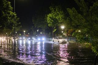 COD ROŞU de furtună &icirc;n Bucureşti şi Ilfov. 3 mesaje RO-ALERT, străzi inundate şi peste 1000 de apeluri la 112