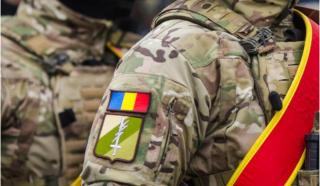 Un comandant deconta adidaşi şi tricouri din banii Armatei. Punea militarii să-i zugrăvească şi să-i gătească