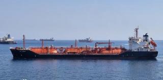 Petrolier &icirc;n flăcări, aproape de Sf. Gheorghe. Nicuşor Dan: "Nava a fost lovită &icirc;n afara apelor teritoriale"