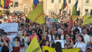 3.000 de oameni au ieşit &icirc;n centrul Oradei pentru a-l susţine pe Viorel Paşca. Unii au venit din Austria
