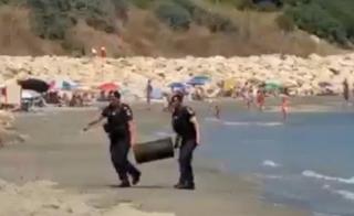 Ce era de fapt obiectul misterios adus de valuri pe plaja din Eforie. Turiştii şi-au făcut poze cu el