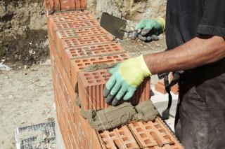 Un medic oncolog lucrează &icirc;n construcții ca necalificat. Motivul paradoxal pentru care acesta nu poate profesa
