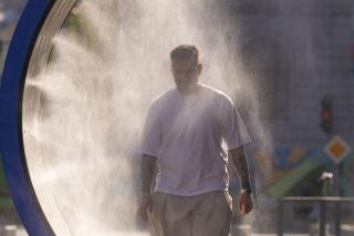 Canicula se intensifică &icirc;n toată ţara, cu temperaturi de 40 de grade. De s&acirc;mbătă vor fi şi furtuni