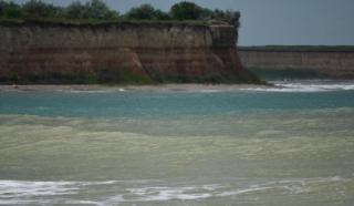 Un alt fragment de dronă, descoperit pe plaja din Olimp. Accesul turiştilor &icirc;n zonă a fost restricţionat