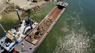 Operaţiunea de scufundare a barjelor &icirc;n Dunăre, reluată astăzi după două&nbsp;am&acirc;nări