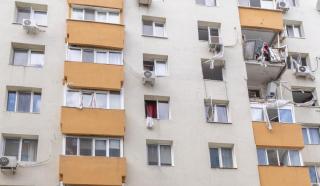 A &icirc;nceput montarea st&acirc;lpilor de susţinere la blocul din Rahova. Muncitorii poartă camere video corporale