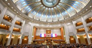 Guvernul Mureşan, la vot &icirc;n Parlament. &Icirc;n caz de respingere, se &icirc;ntrunesc condiţiile pentru alegeri anticipate