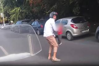 Mama care şi-a pierdut copilul de un an pe bulevard s-a ales cu dosar penal. Ce le-a declarat poliţiştilor