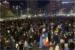 Miting pro-UE cu mii de participanţi, din Piața Victoriei. În zonă au fost identificaţi susţinători ai lui Călin Georgescu