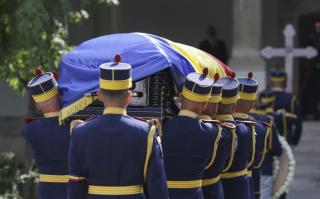 Ion Iliescu a fost înmormântat cu onoruri militare. S-au tras 21 de salve de tun. Filmul evenimentelor
