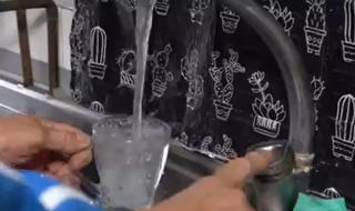 De ce mai stau oamenii din Prahova la coadă la apă, deşi au apă la robinet