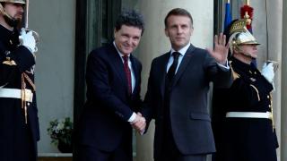 Nicuşor Dan s-a întâlnit cu Macron. Ce discută cei doi, la prima vizită oficială în Franţa