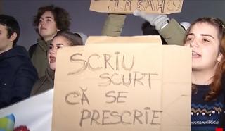 Mii de români cer în stradă o justiţie curată, în timp ce sute de magistraţii confirmă problemele din sistem