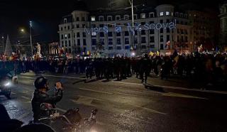 Mesajul "Marş la Moscova", proiectat pe clădiri din Piaţa Universităţii la protestul faţă de legea Vexler