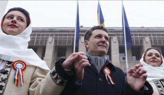 Mica Unire, sărbătorită &icirc;n toată țara. După huiduieli, Nicușor Dan s-a prins &icirc;n horă cu rom&acirc;nii