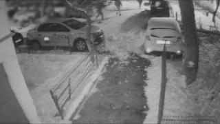 Livrator nigerian, t&acirc;lhărit de 3 tineri din Bucureşti pentru 200 de lei. Agresorii, prinşi de poliţie