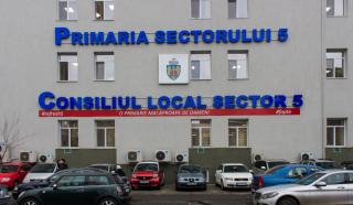 Mită str&acirc;nsă de un poliţist local şi &icirc;mpărţită &icirc;n toaleta instituţiei. Ancheta DNA la Primăria Sectorului 5