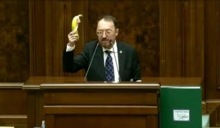 Circ cu banane &icirc;n Parlament la votarea moţiunilor. Un senator PSD l-a trimis pe Bolojan să caute altă coaliţie