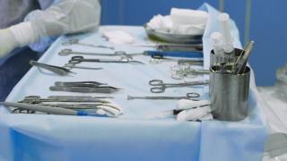 Andrei a murit pe holul spitalului, aştept&acirc;nd să fie operat. După un an, șase medici sunt audiați ca suspecți