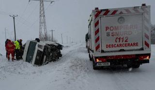 Viscolul a paralizat Moldova și Bărăganul: Oameni blocaţi, microbuze răsturnate şi ambulanţe &icirc;mpotmolite