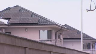 Și-a redus factura de la 500 de lei la zero după ce și-a montat panouri fotovoltaice şi baterii de stocare