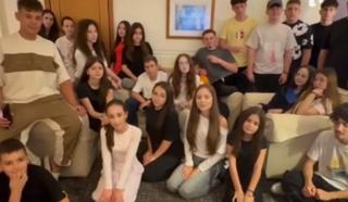 Cei 100 de copii rămaşi blocaţi &icirc;n Dubai vin acasă. Avionul ajunge cu o &icirc;nt&acirc;rziere de 4 ore