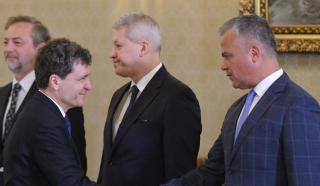 Ce şanse sunt ca Guvernul Veştea să fie instalat. Calculele voturilor din Parlament