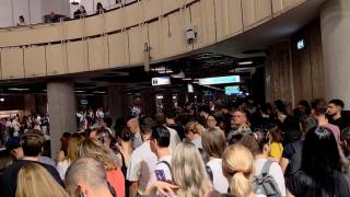 Haos &icirc;n stația de metrou din Piața Victoriei, după ce o garnitură a fost retrasă din cauza unei defecţiuni