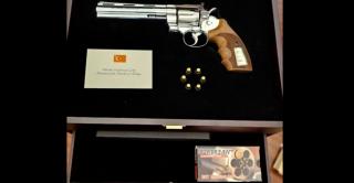 Erdogan le-a oferit liderilor NATO c&acirc;te un pistol gravat cu numele fiecăruia şi gloanţe