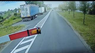 Momentul c&acirc;nd șoferul autobuzului din Brașov forţează trecerea de cale ferată