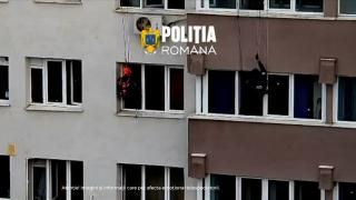 Filmul operaţiunii de salvare din Capitală. Femeia se baricadase &icirc;n casă şi ameninţa că-şi va face rău