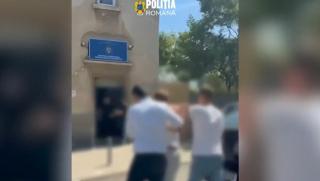 Un bucureştean a fost confundat de mascaţi şi luat pe sus, din parc. "Am crezut că sunt t&acirc;lhărit"