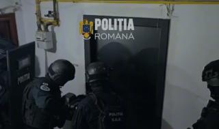 "Mă duc la ea şi-i fac felul! Poliţia, dormiţi pe voi". &Icirc;n scurt timp, mascaţii au intrat peste el &icirc;n casă