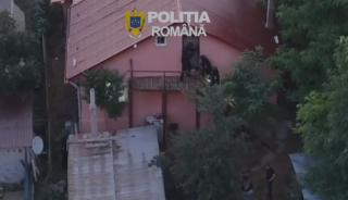 Momentul &icirc;n care mascaţii ridică un bărbat, urmărit internaţional. Se ascundea &icirc;n mansarda unei case din Iaşi