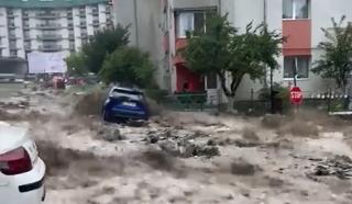 Rom&acirc;nia, lovită de furtuni violente după caniculă. Potop la Bușteni, inundații &icirc;n Neamț și vijelii &icirc;n Capitală
