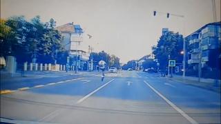 Patru trotinetişti din Focşani, filmați &icirc;n timp ce &icirc;şi riscă viaţa şi sfidează toate regulile de circulație