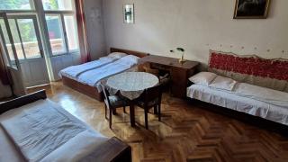 Cu c&acirc;t se &icirc;nchiriază&nbsp;un apartament comunist nerenovat la Cluj pentru festival. "Dormi &icirc;n pat cu Vlad Ţepeş"